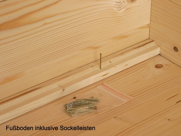 Fußboden mit Sockelleisten.