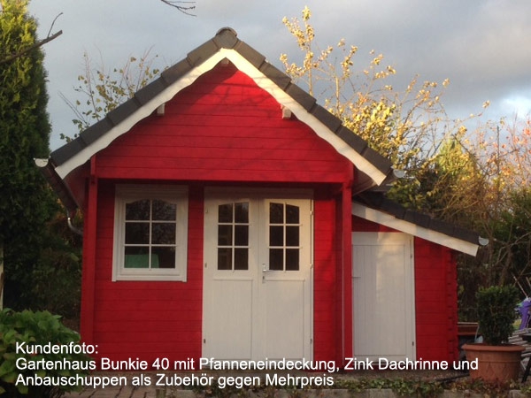 Gartenhaus Bunkie 40 mit Pfanneneindeckung, Zink Dachrinne und Anbauschuppen als Zubehör gegen Mehrpreis.