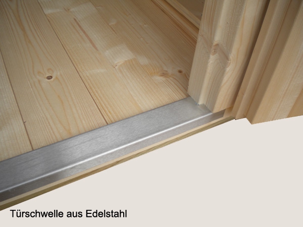 Die Leimholztür vom Blockhaus Lisette hat eine Edelstahlschwelle.